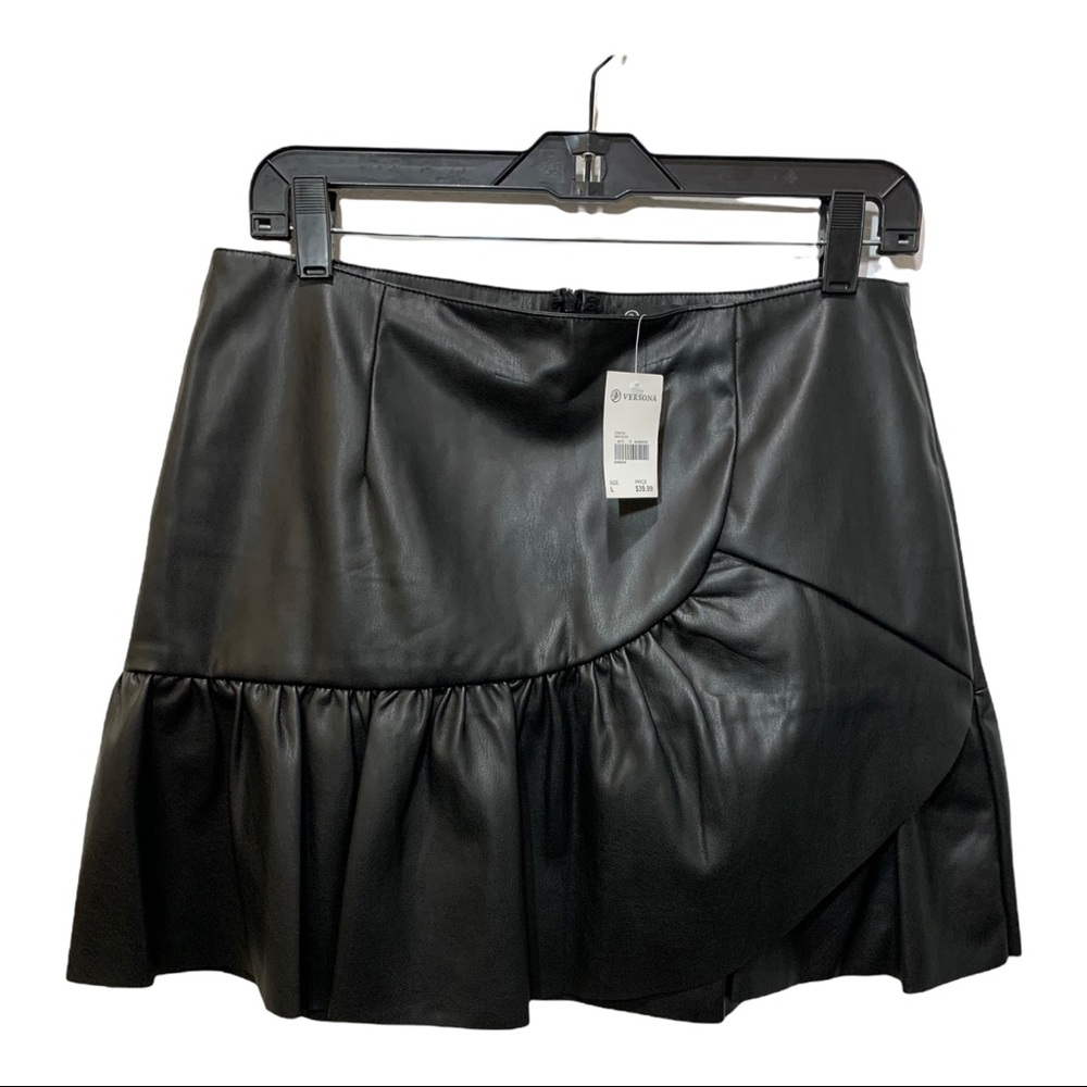 VERSONA BLACK FAUX LEATHER CROSSOVER PLEAT MINI SKIRT RUFFLED TRIM SIZE LARGE